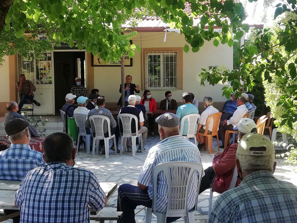 Bir bir veya daha fazla kişi, ayakta duran insanlar, açık hava ve ağaç görseli olabilir