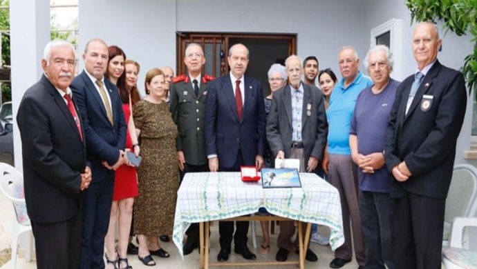 Cumhurbaşkanı Ersin Tatar, Kıbrıs Türk halkının milli mücadelesine yapmış oldukları üstün hizmetler nedeniyle gazilere şeref madalyası takdim etti