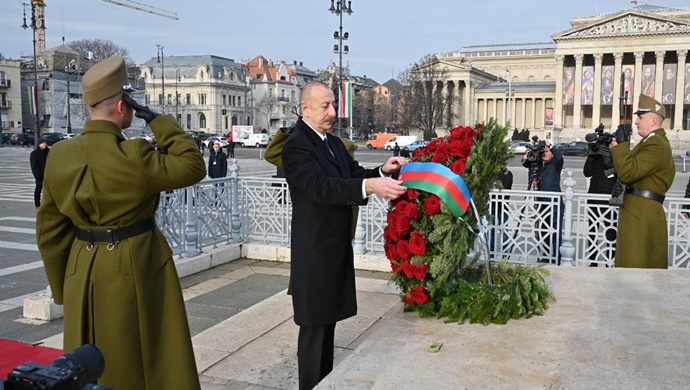 İlham Əliyev Budapeştdə naməlum əsgərin məzarını ziyarət edib