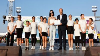 Cumhurbaşkanı Ersin Tatar, Değirmenlik Akıncılar Belediyesi’nin Cihangir Stadı’nda düzenlediği 10. Dünya Çocuk Günü Şenliği’ne katıldı
